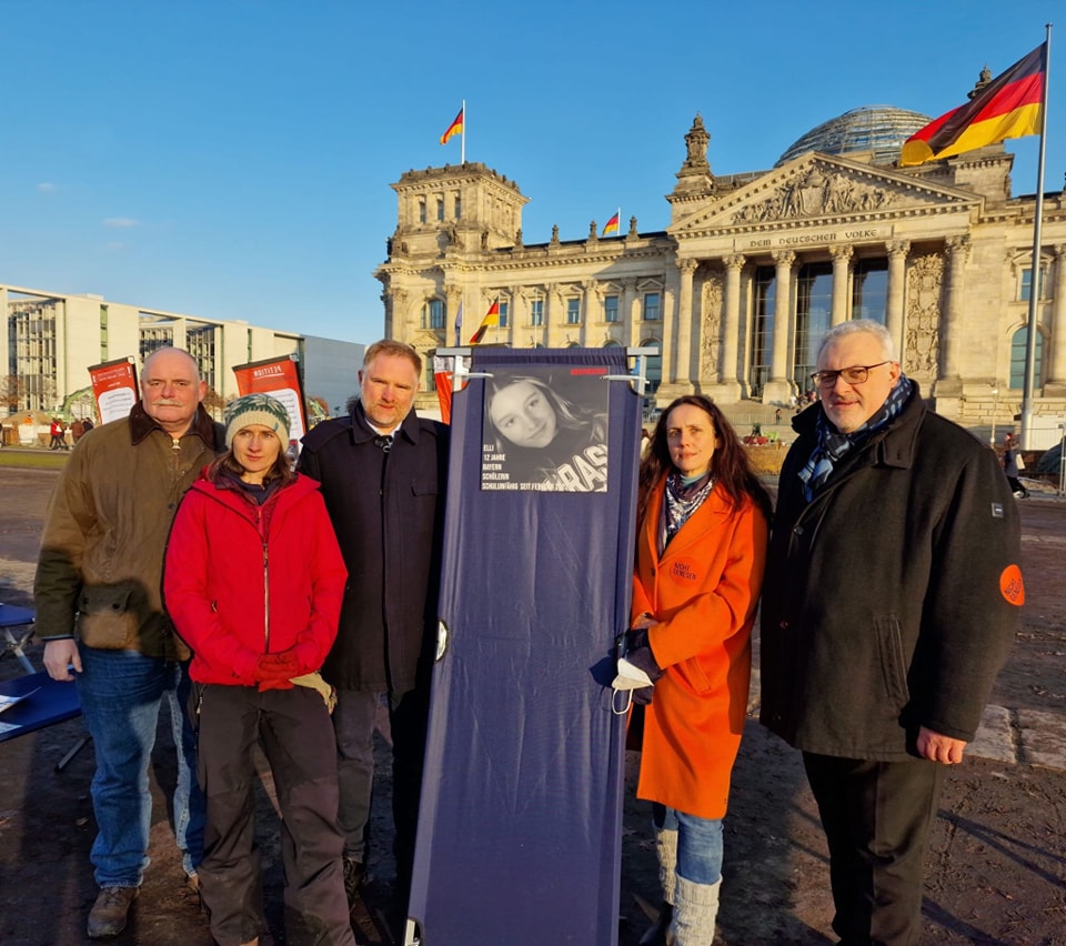 Aktion von ME/CFS-Betroffenen vor dem Reichstag