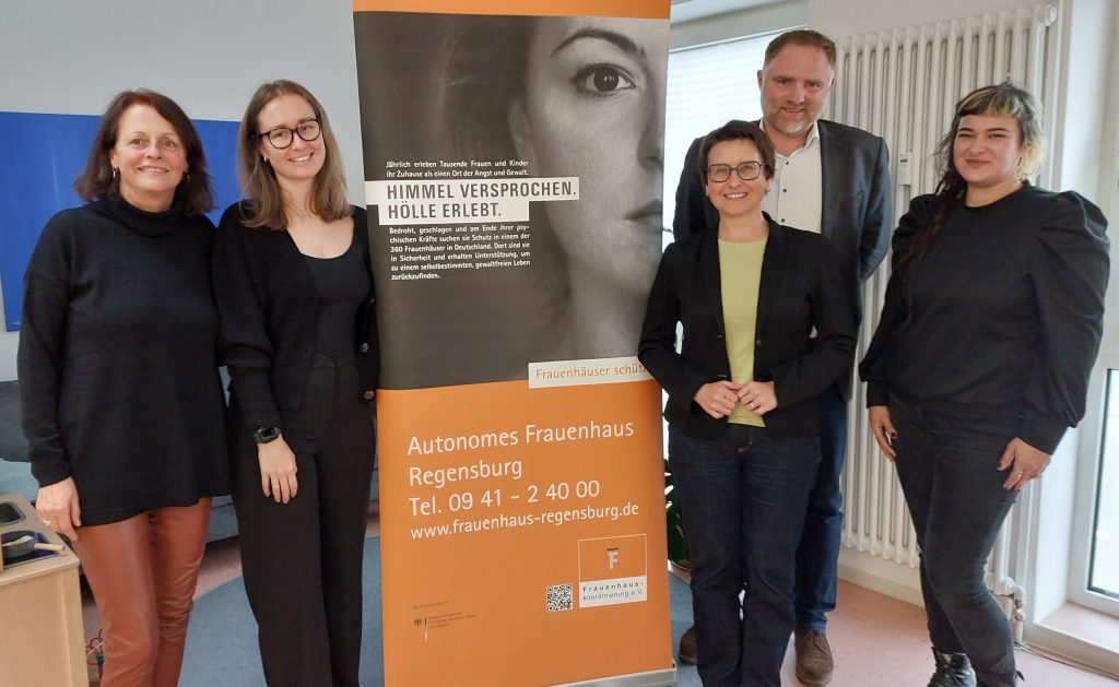 Besuch bei „Frauen helfen Frauen“ in Regensburg