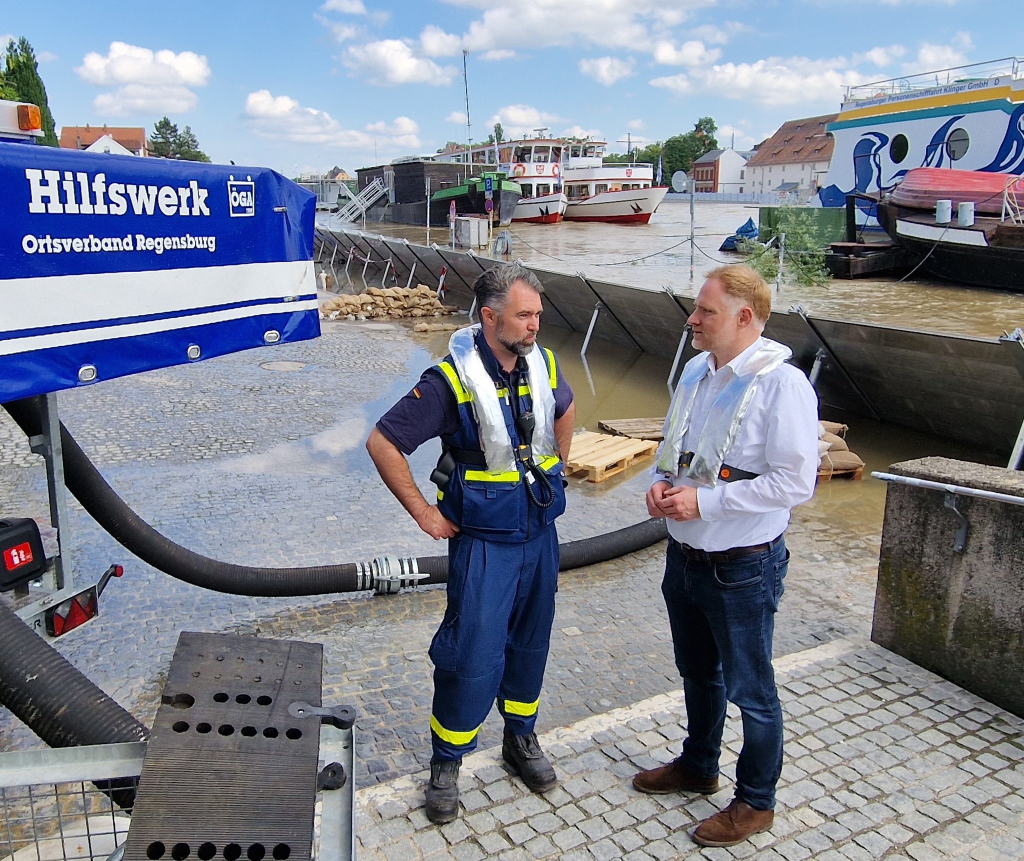Helfergespräch rund um die Hochwasserkatastrophe