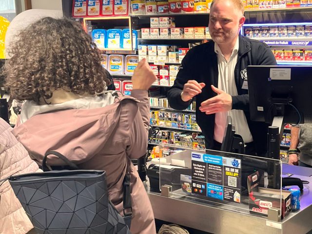 An der Kasse – für einen guten Zweck bei Edeka Pirzer am Neupfarrplatz.