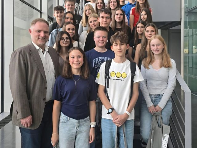 Realschüler aus Neutraubling im Deutschen Bundestag