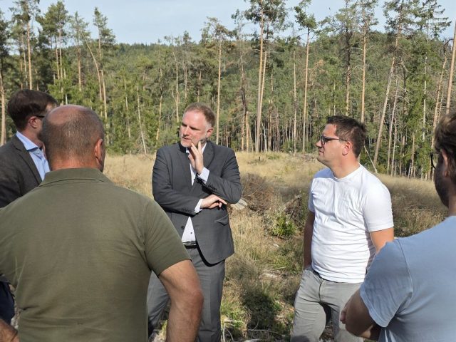 Peter Aumer und Christian Doleschal sprechen mit Landwirten und Waldbesitzern